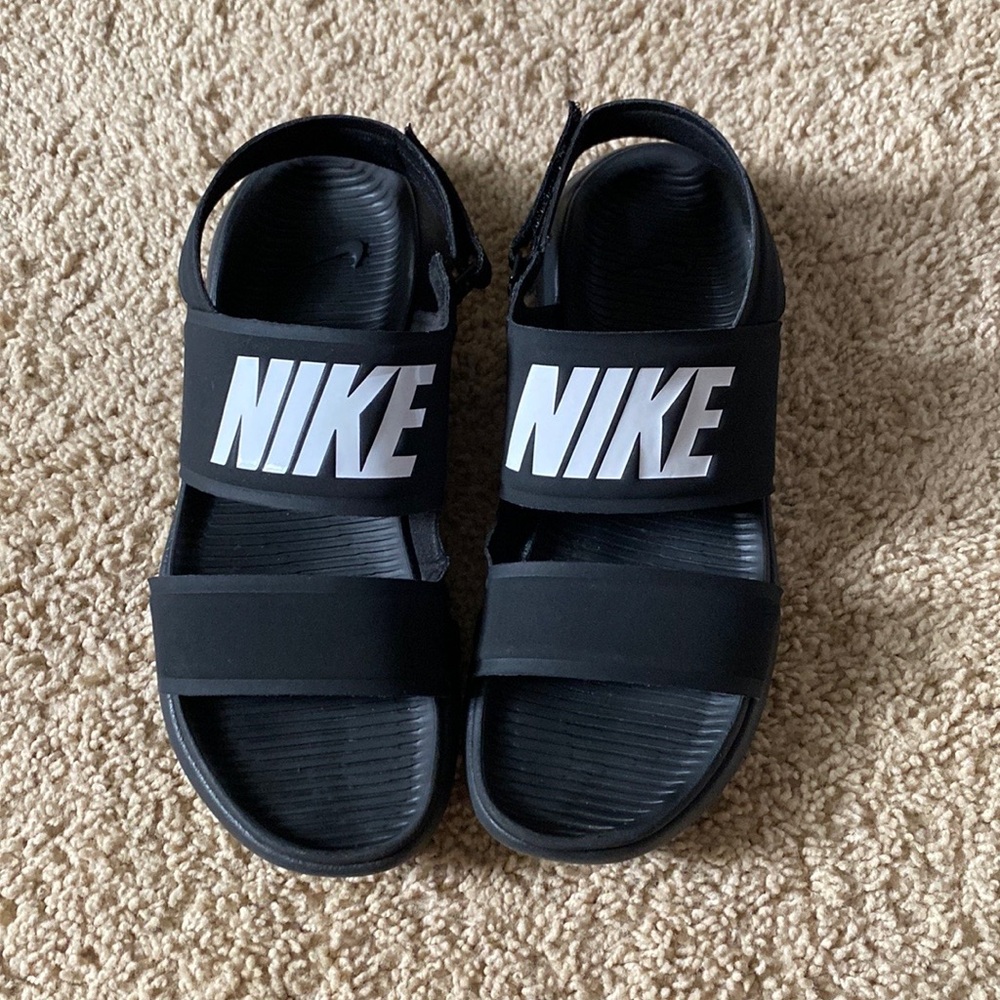 Nike black women’s open toe sandal W8